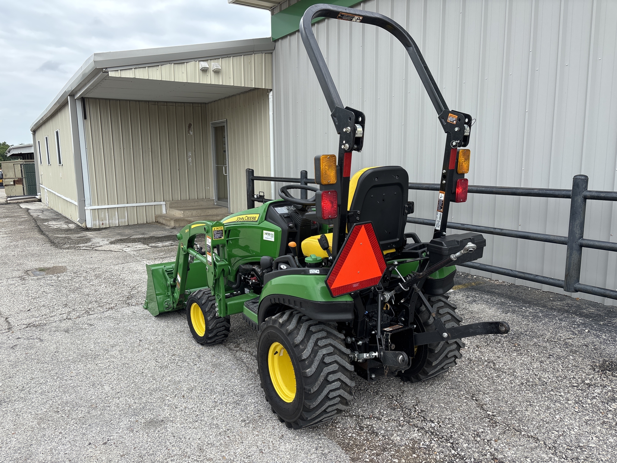 2022 John Deere 1025R Image 10