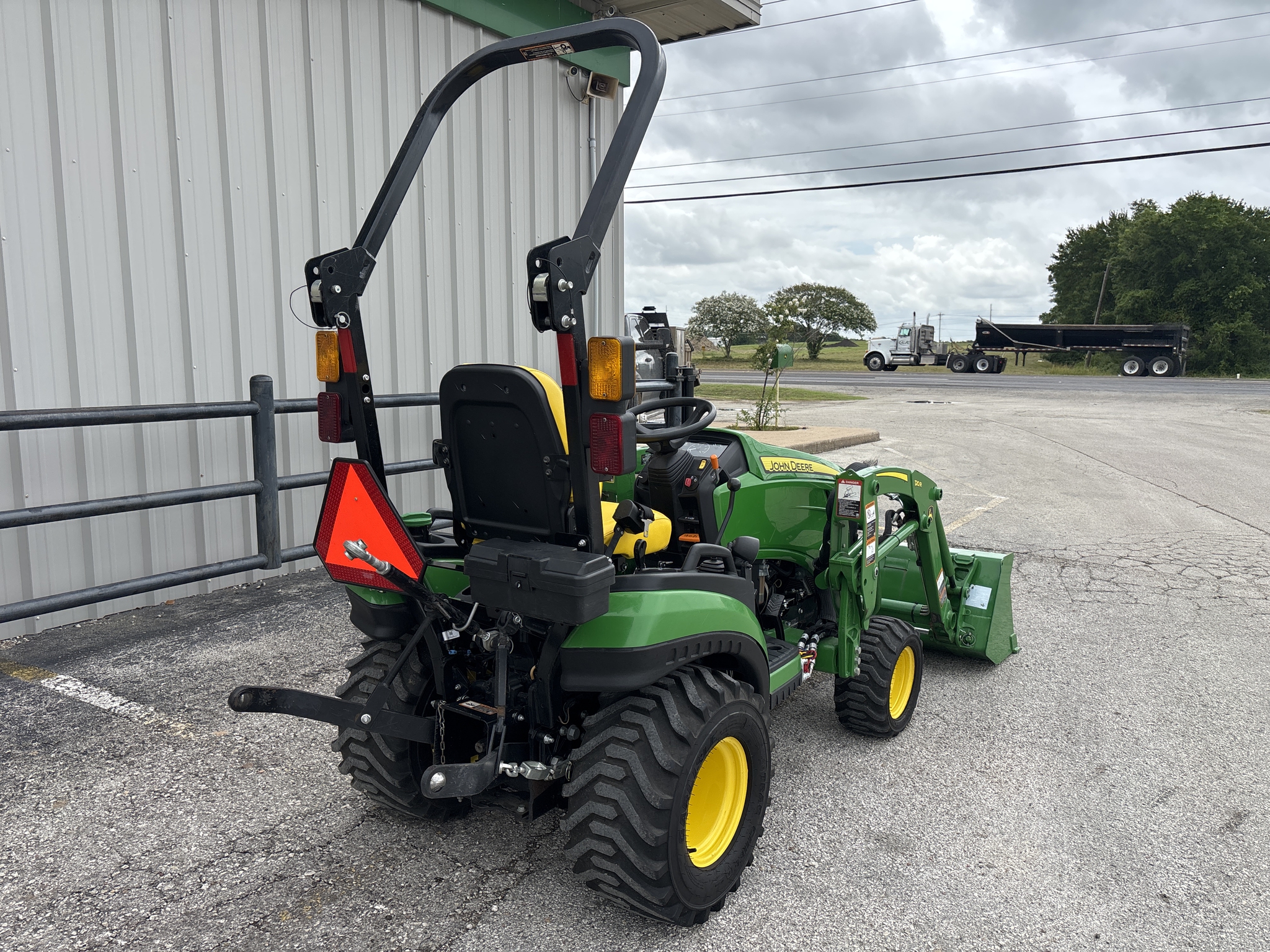 2022 John Deere 1025R Image 7