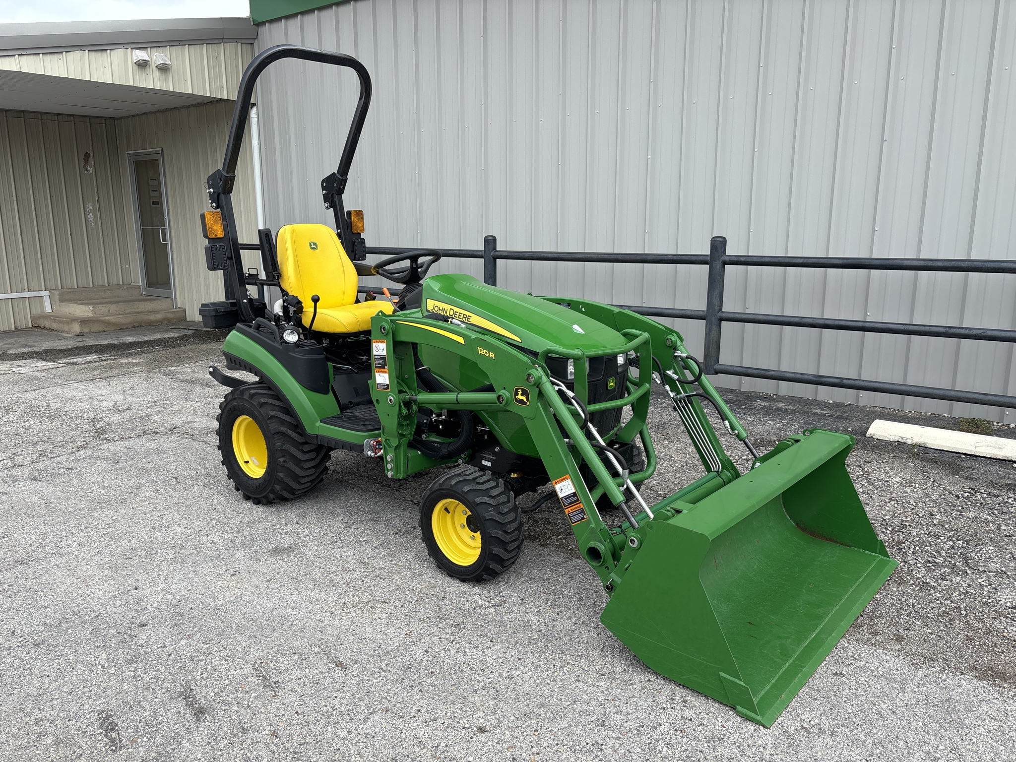 2022 John Deere 1025R Image 4
