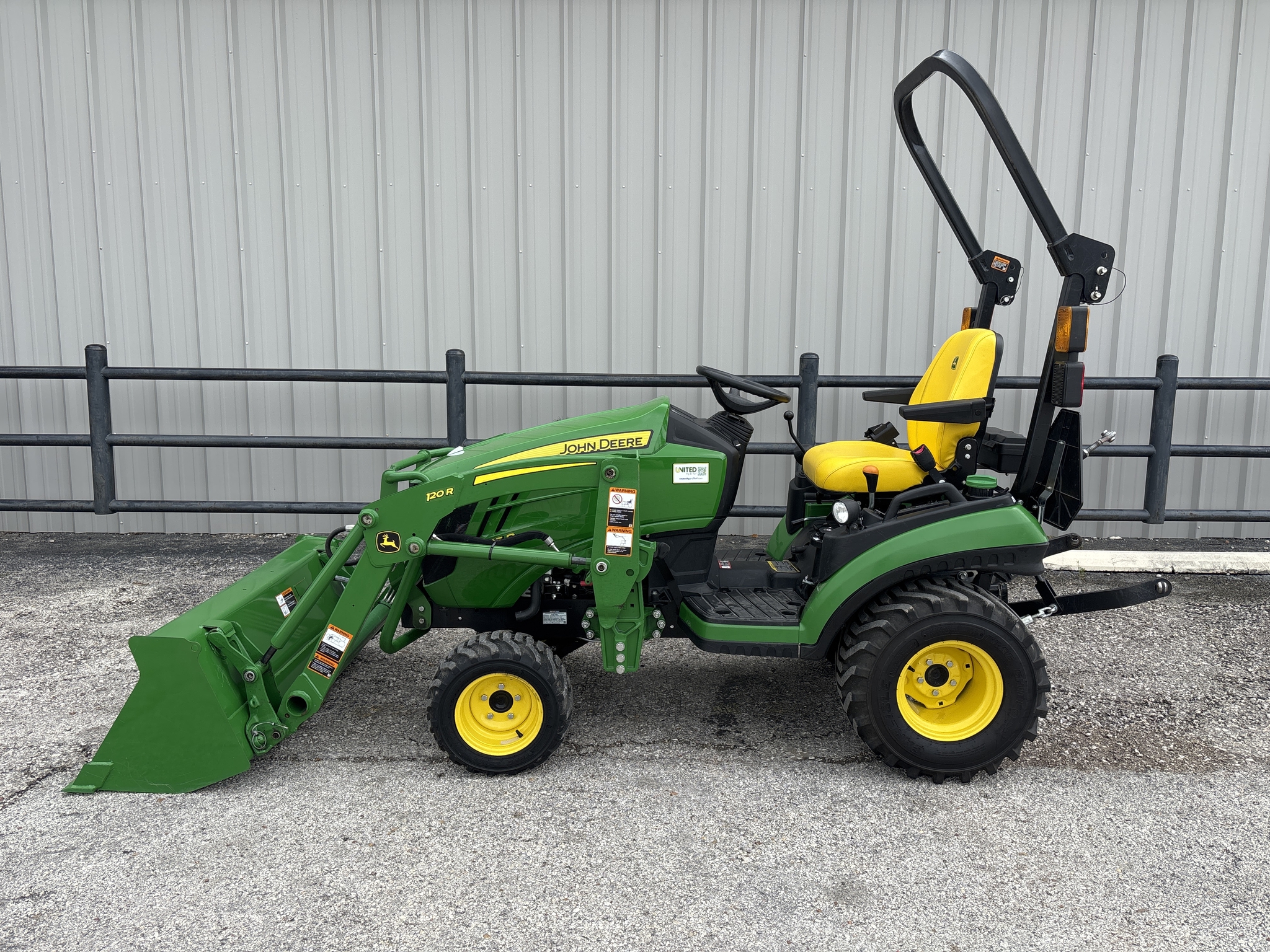 2022 John Deere 1025R Image 1