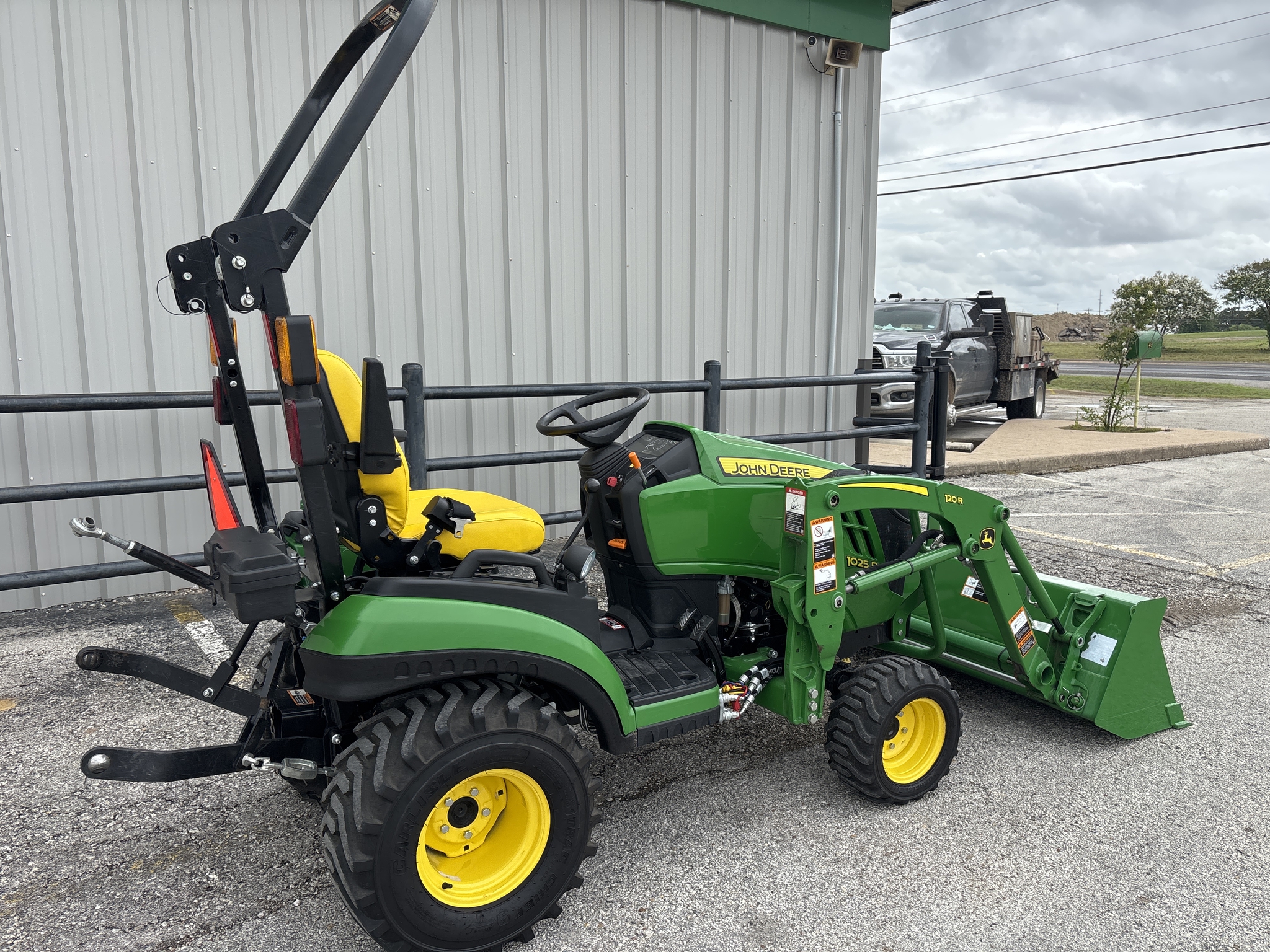 2022 John Deere 1025R Image 6