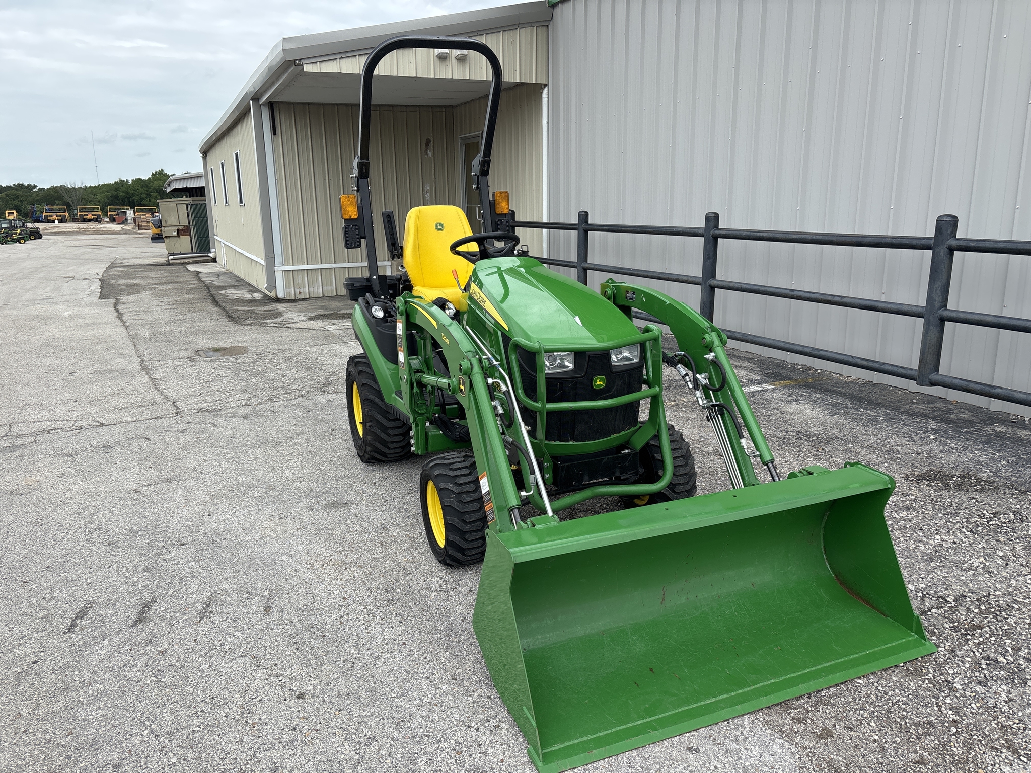 2022 John Deere 1025R Image 3
