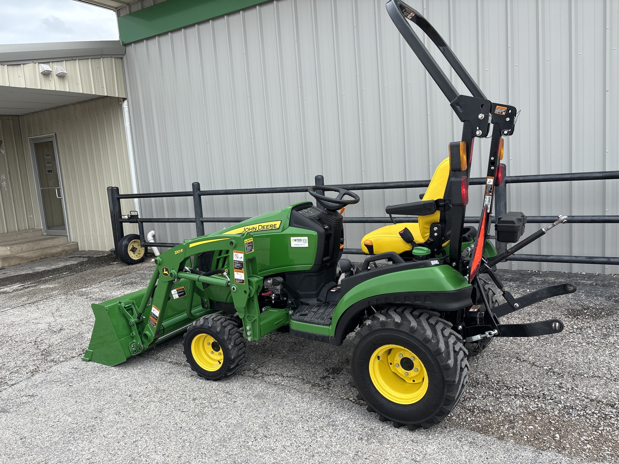 2022 John Deere 1025R Image 11
