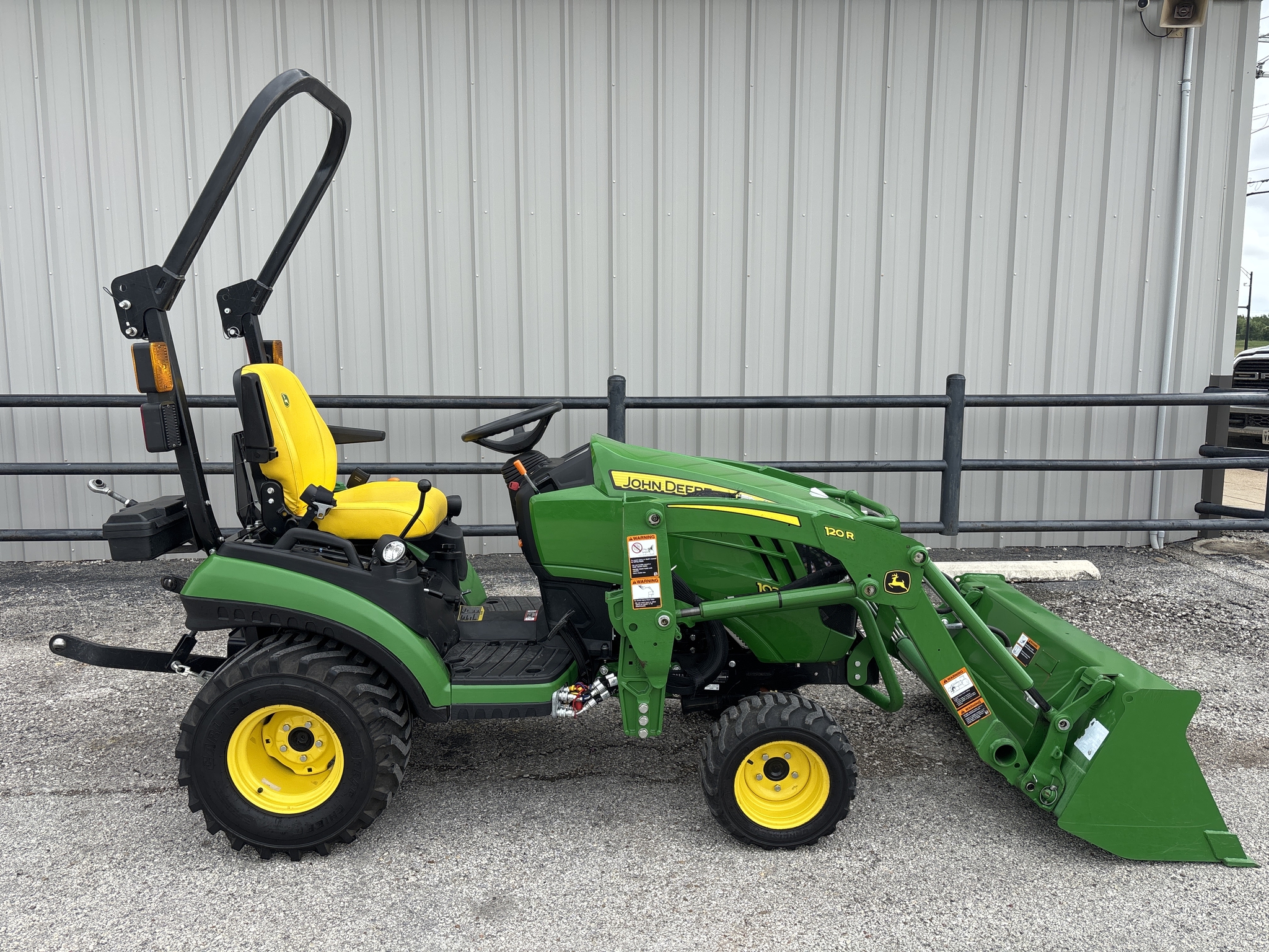 2022 John Deere 1025R Image 5