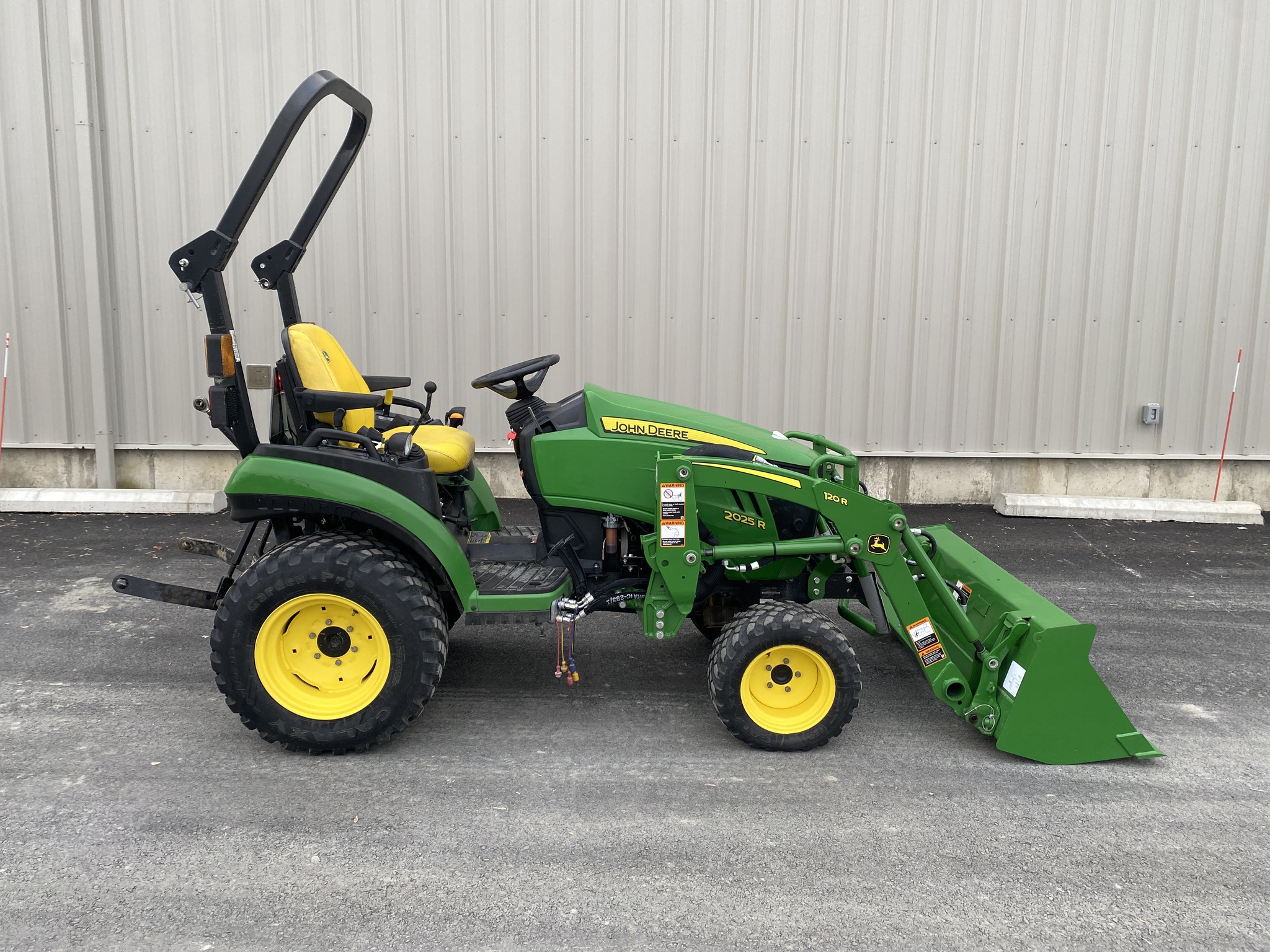2021 John Deere 2025R Image 2