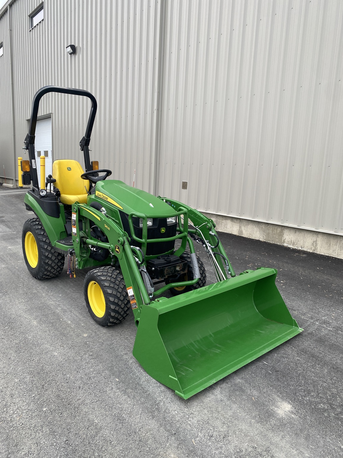 2021 John Deere 2025R Image 3
