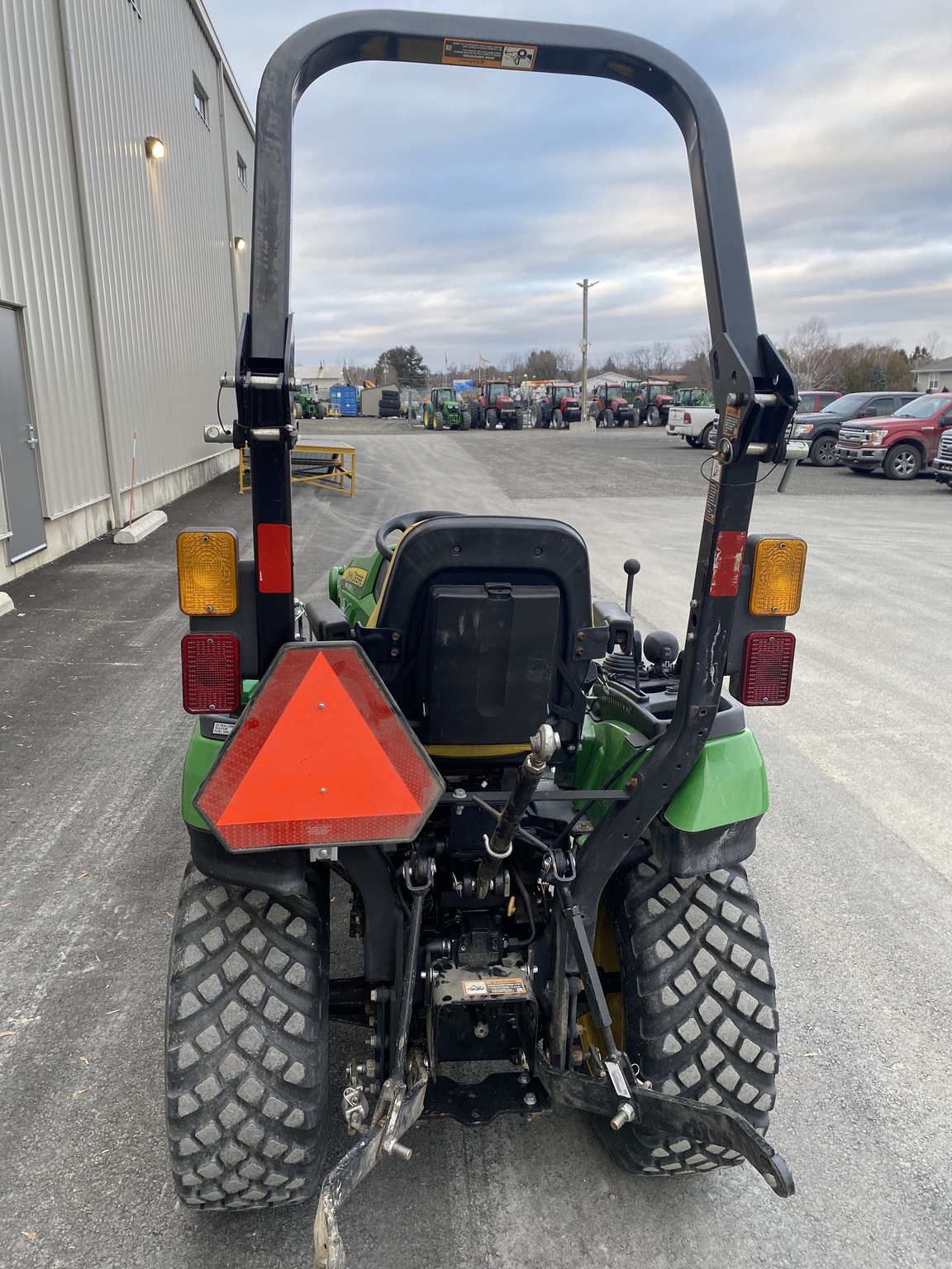 2021 John Deere 2025R Image 8