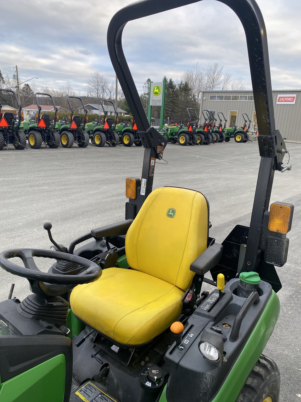 2021 John Deere 2025R Image 9