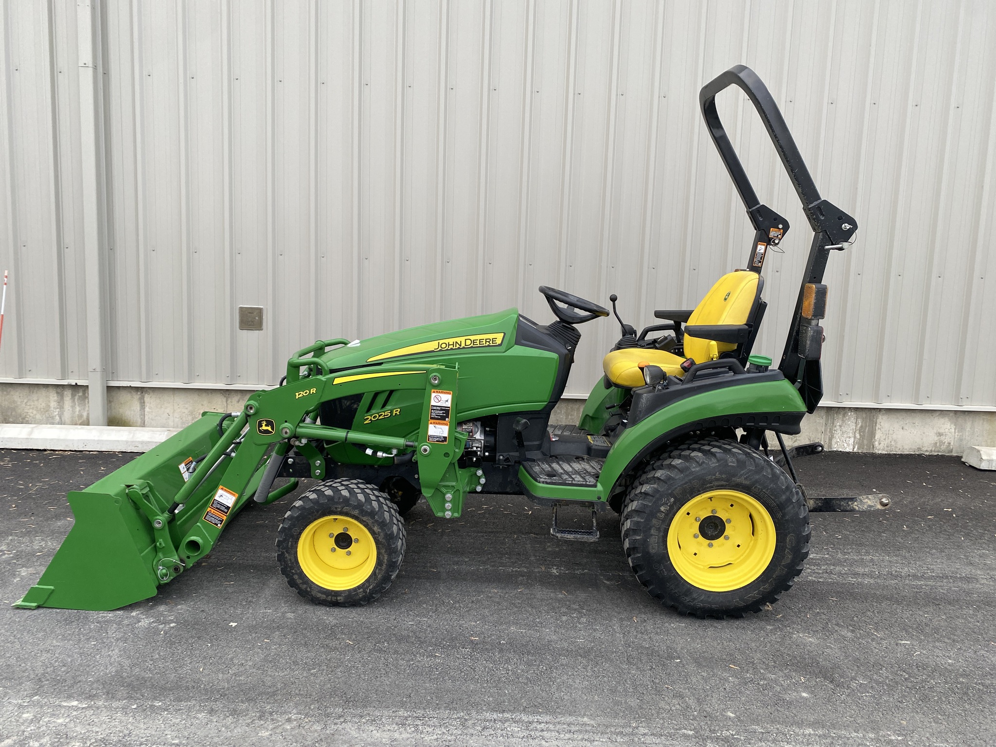 2021 John Deere 2025R Image 1