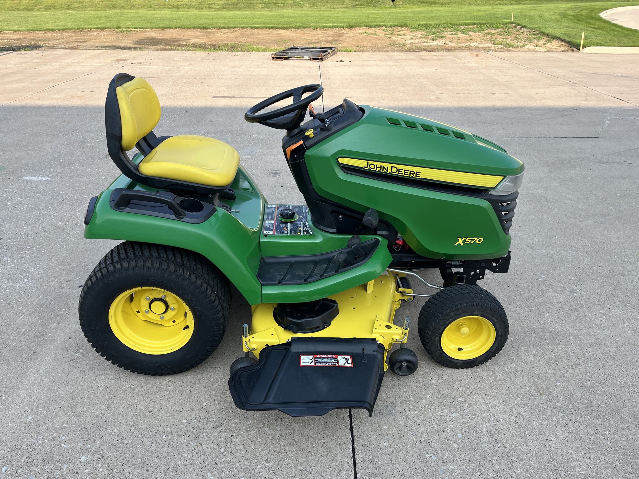 2021 John Deere X570 Image 3