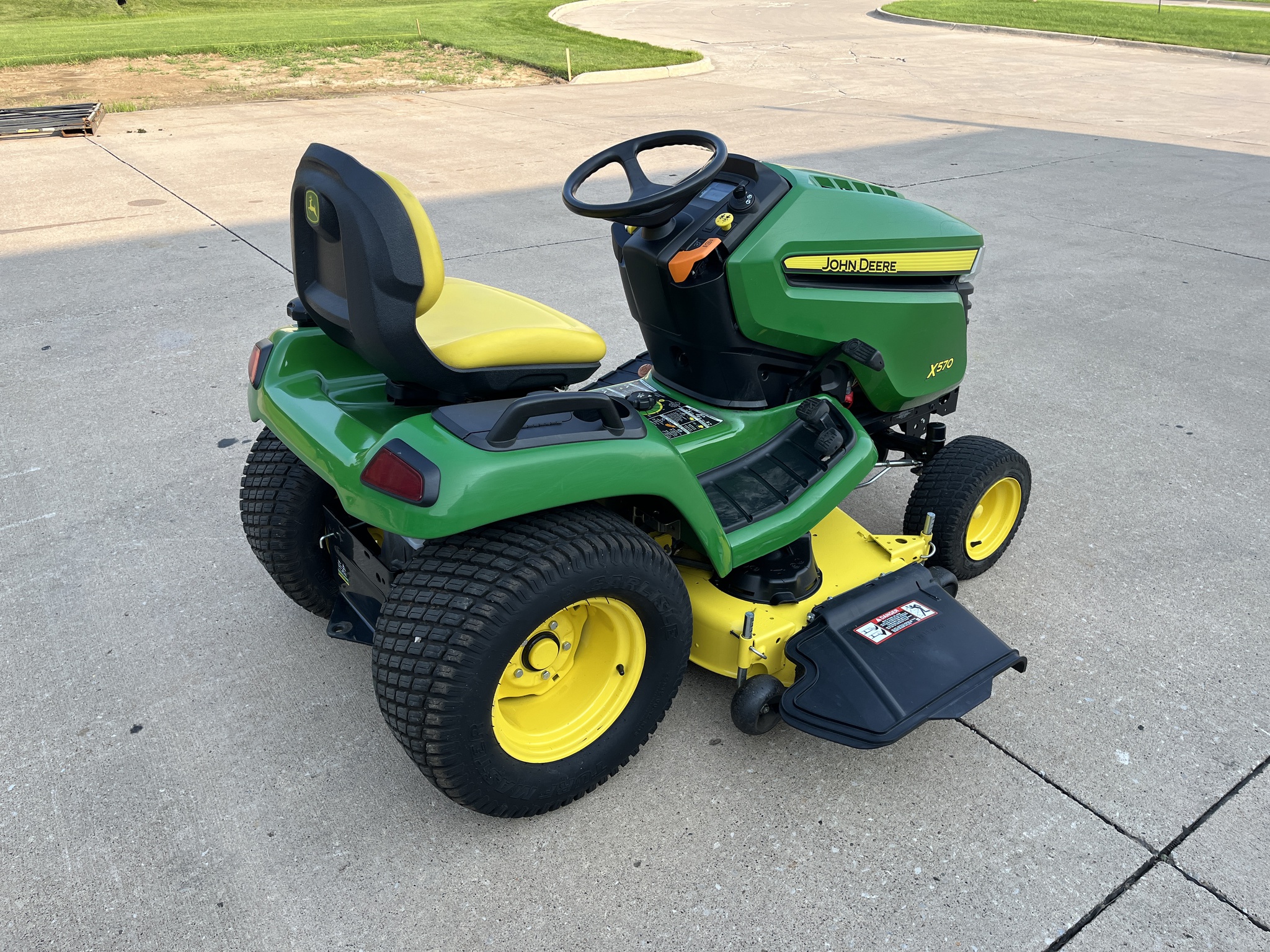 2021 John Deere X570 Image 4