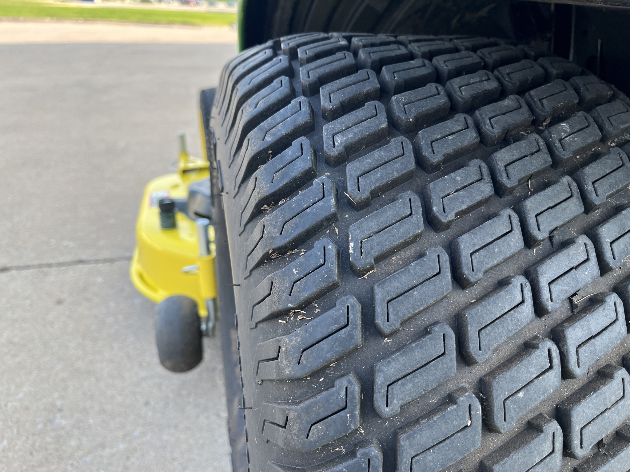 2021 John Deere X570 Image 11