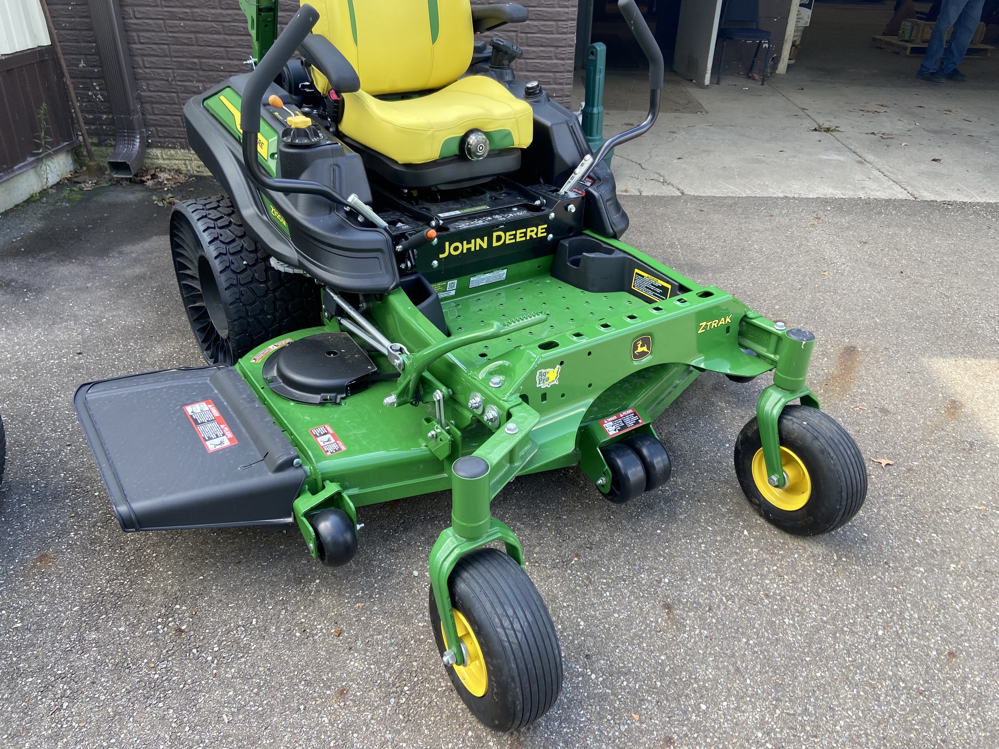 2025 John Deere Z920M Image 1