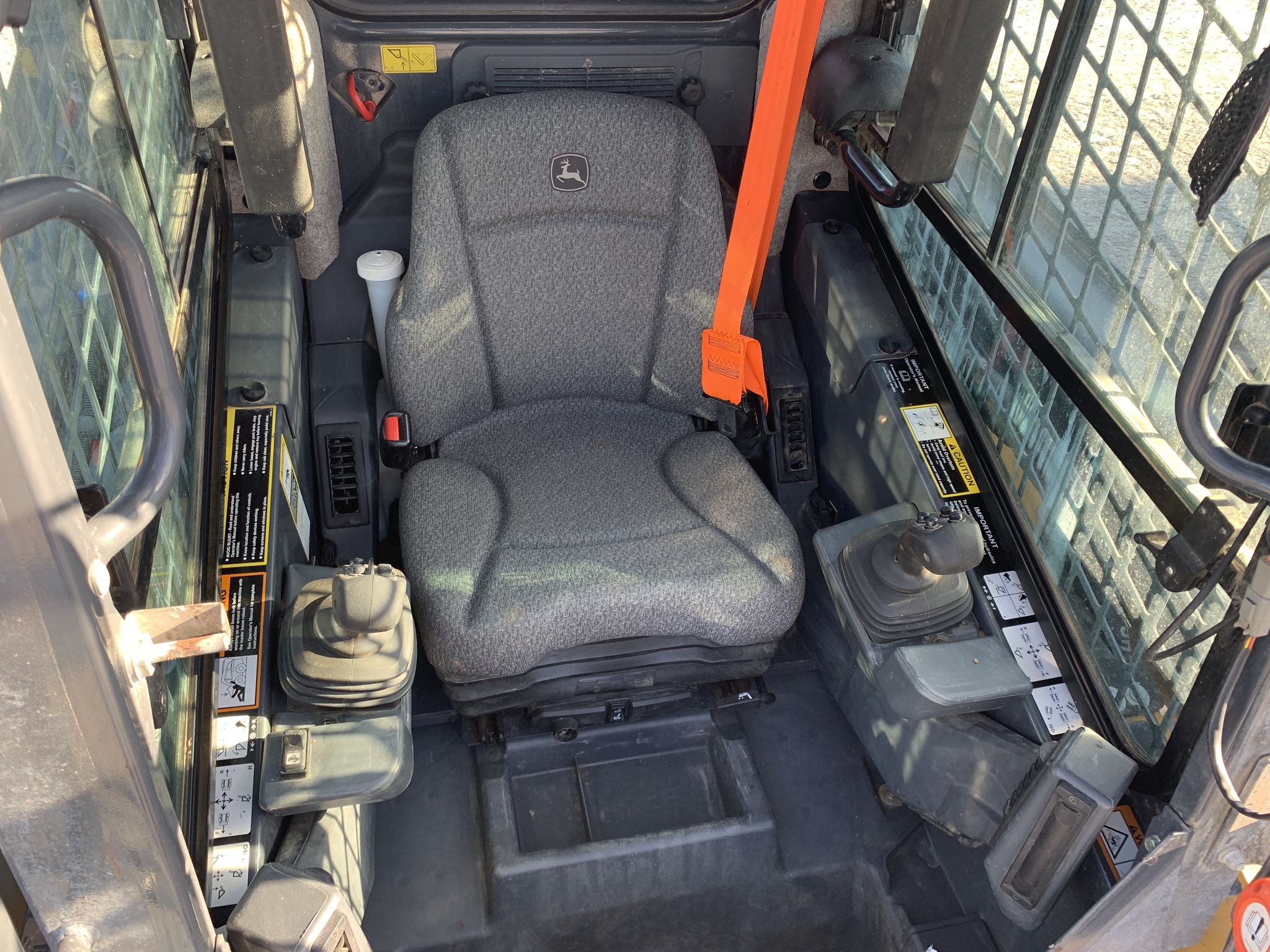 2022 John Deere 325G Image 7