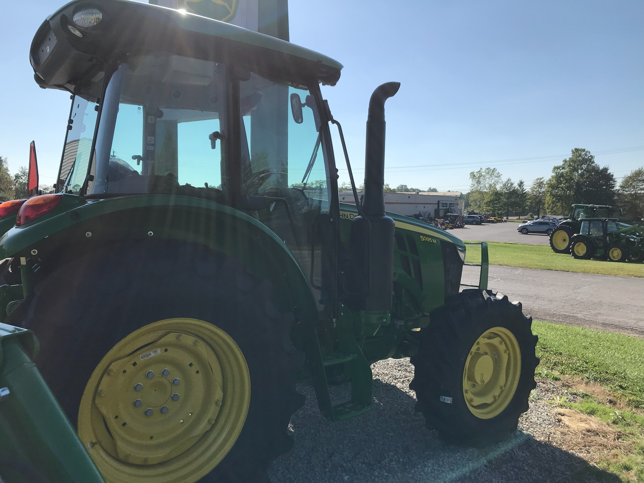 2025 John Deere 5095M Image 3