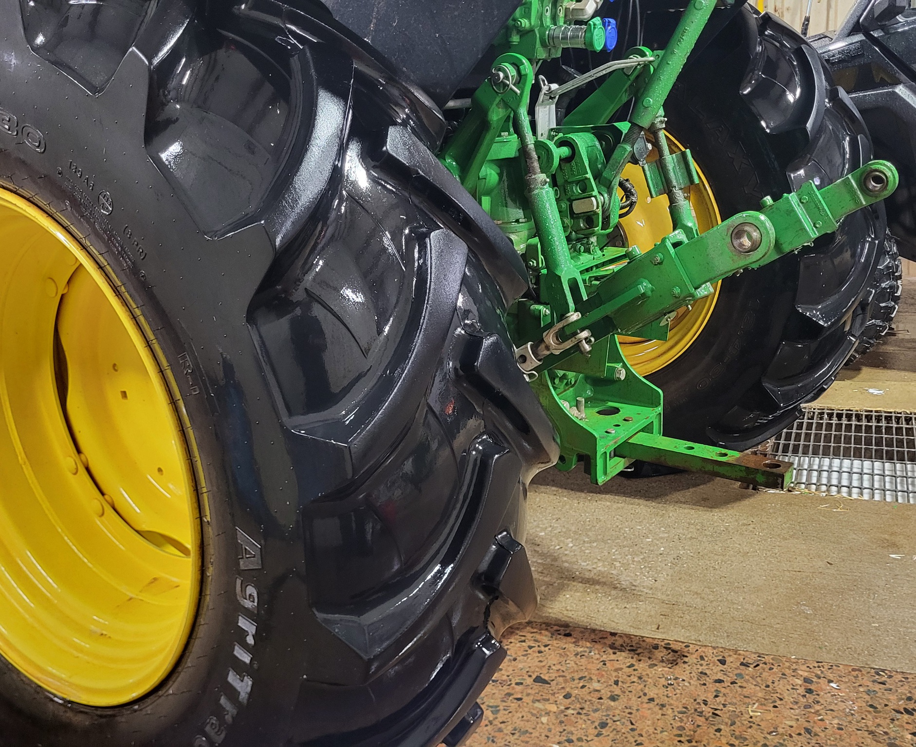 2022 John Deere 5100E Image 7