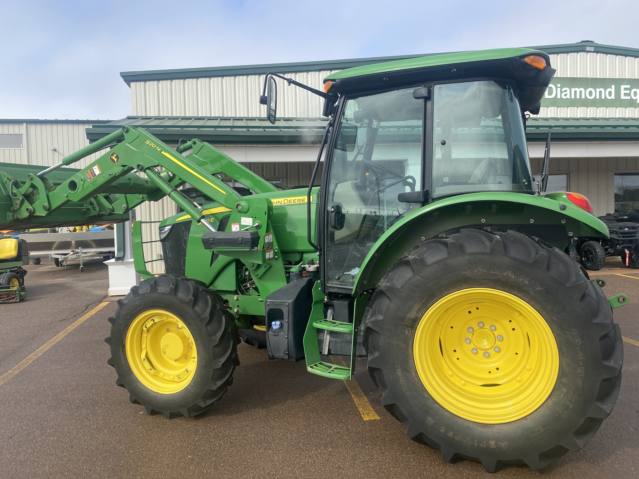 2022 John Deere 5100E Image 3