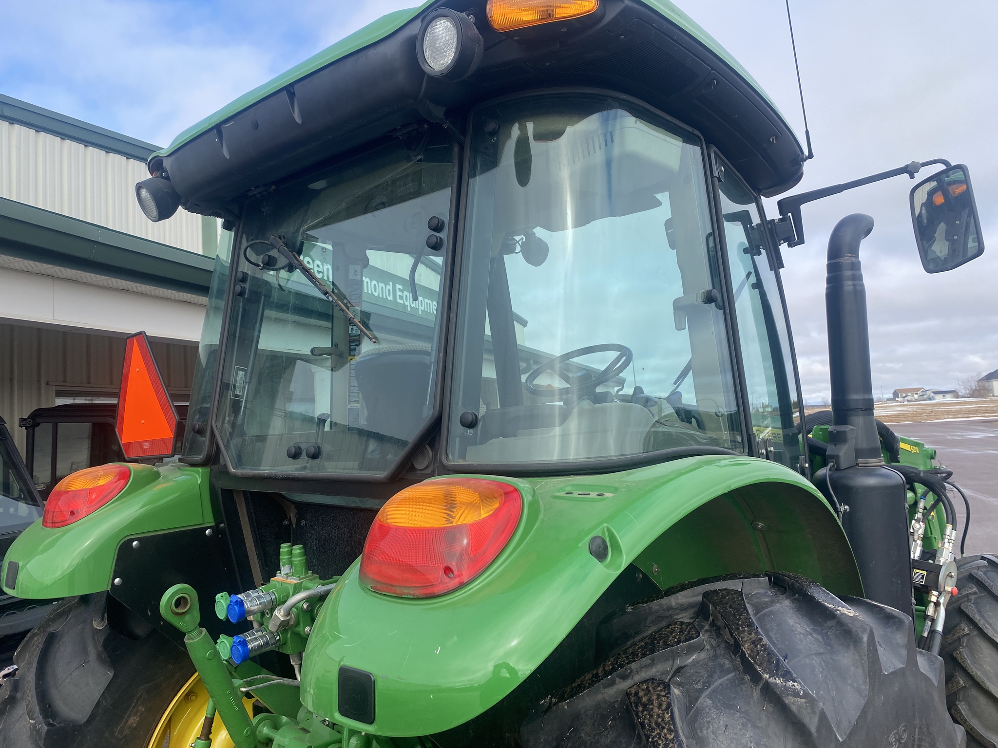 2022 John Deere 5100E Image 11