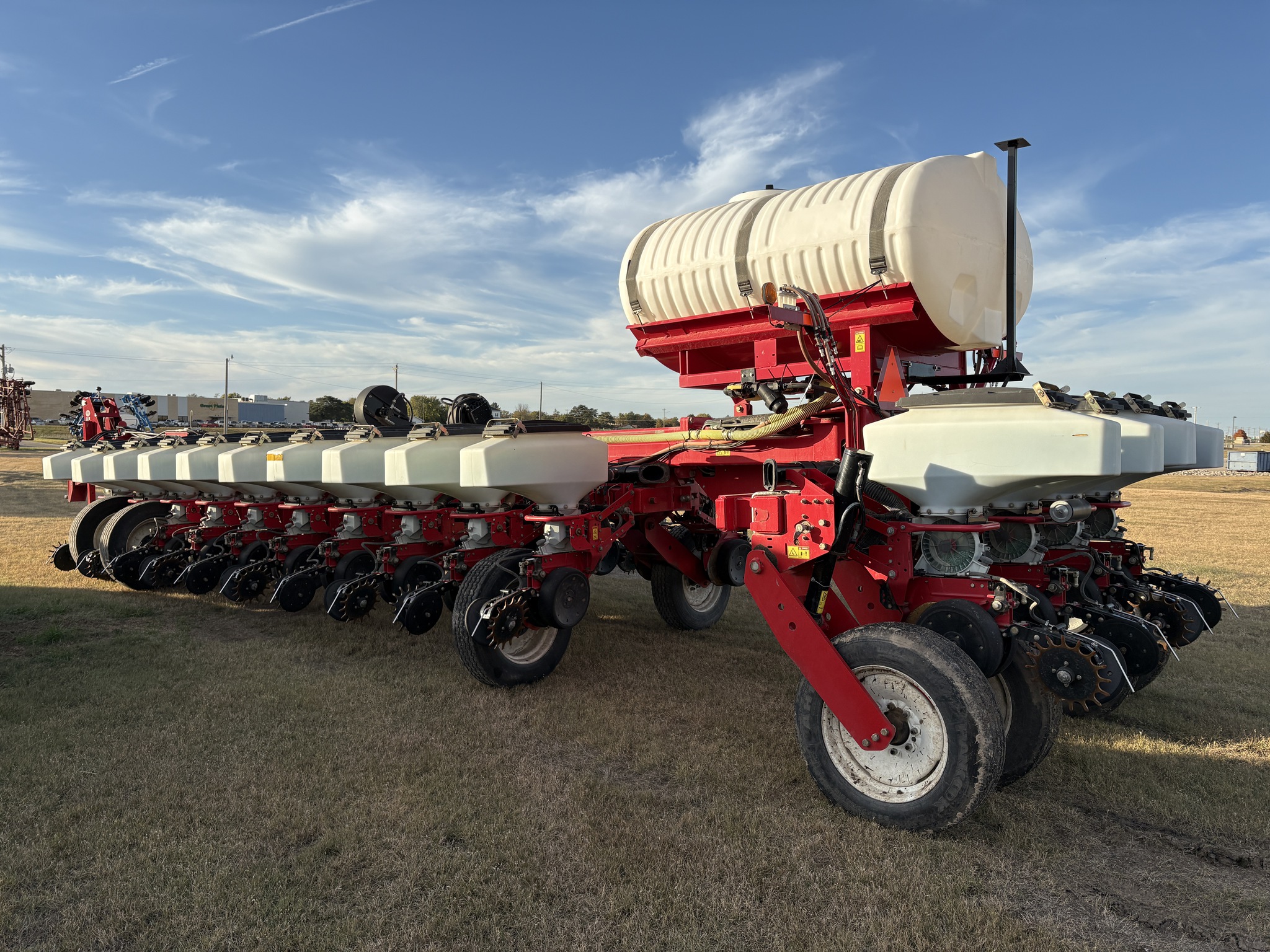 2012 White 8824 Image 3