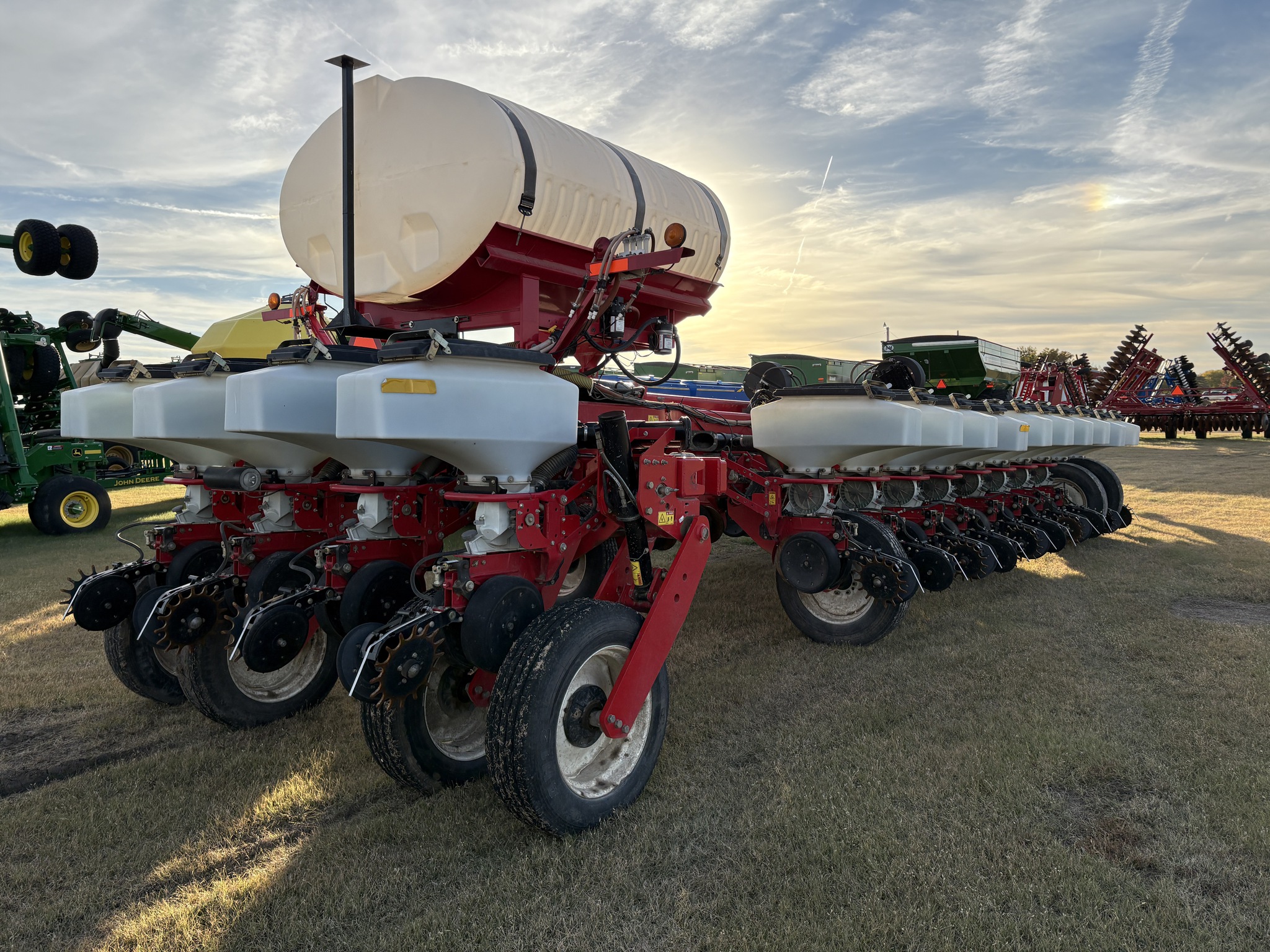 2012 White 8824 Image 4