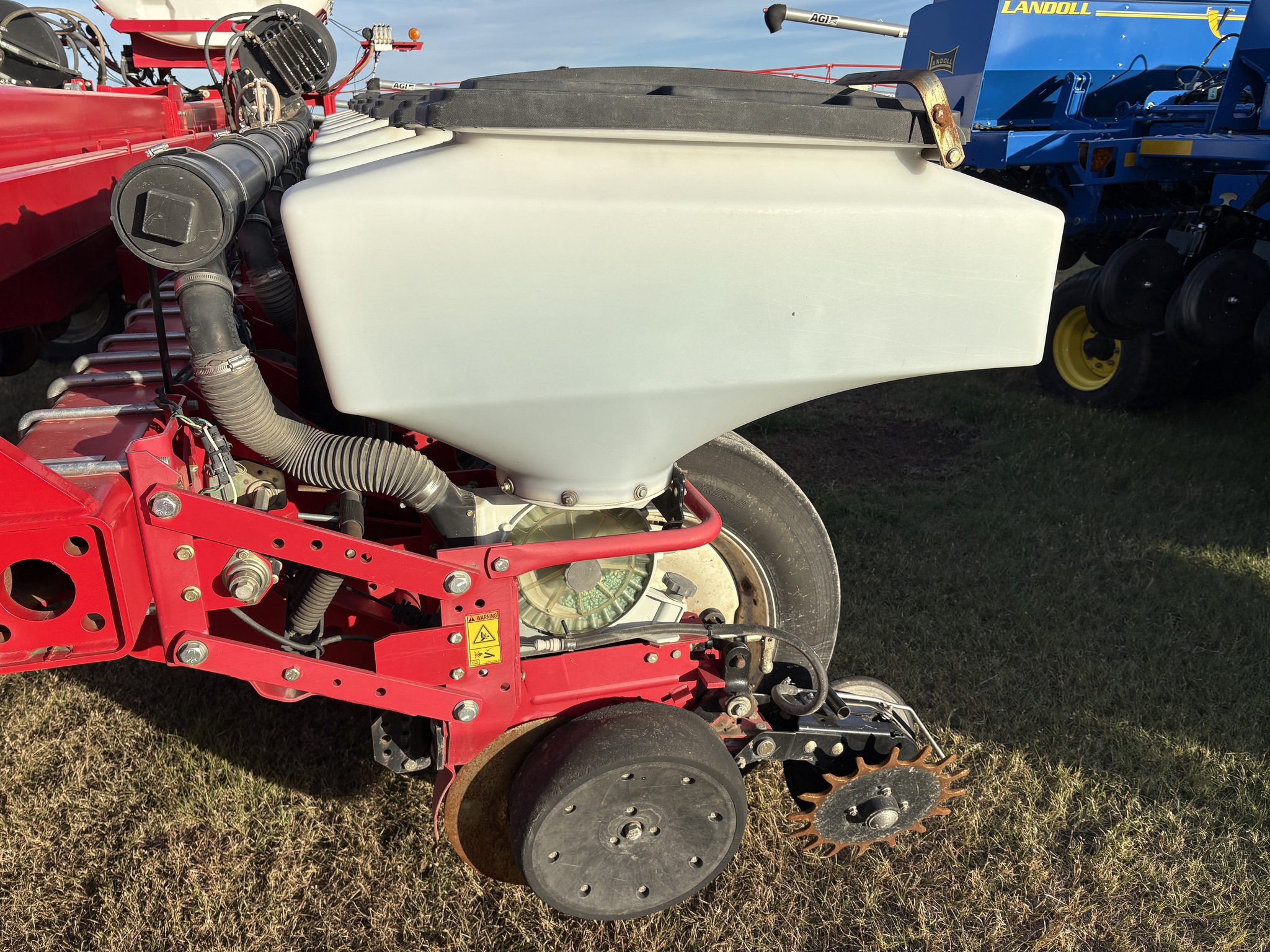 2012 White 8824 Image 6