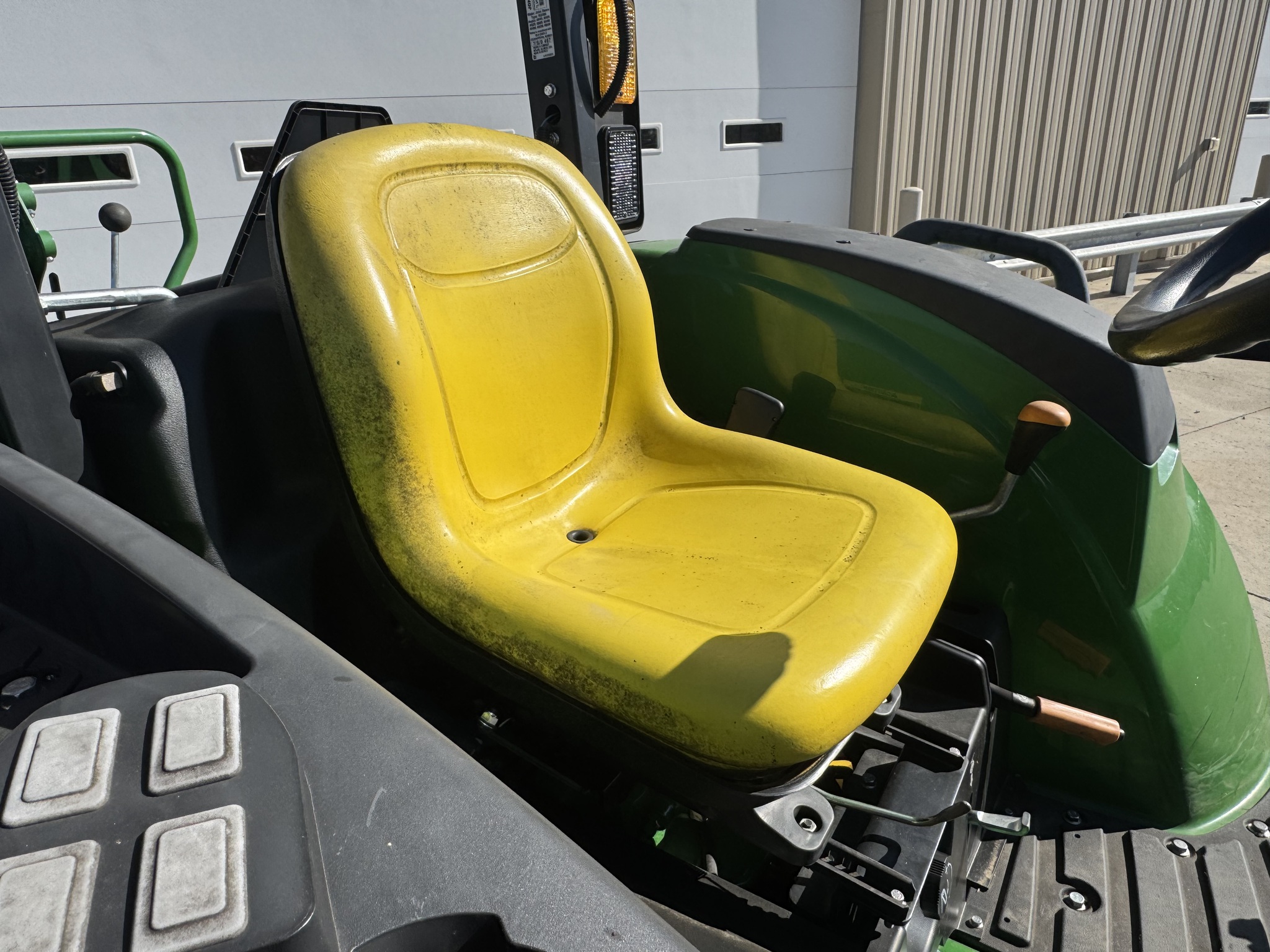 2022 John Deere 4044M Image 8
