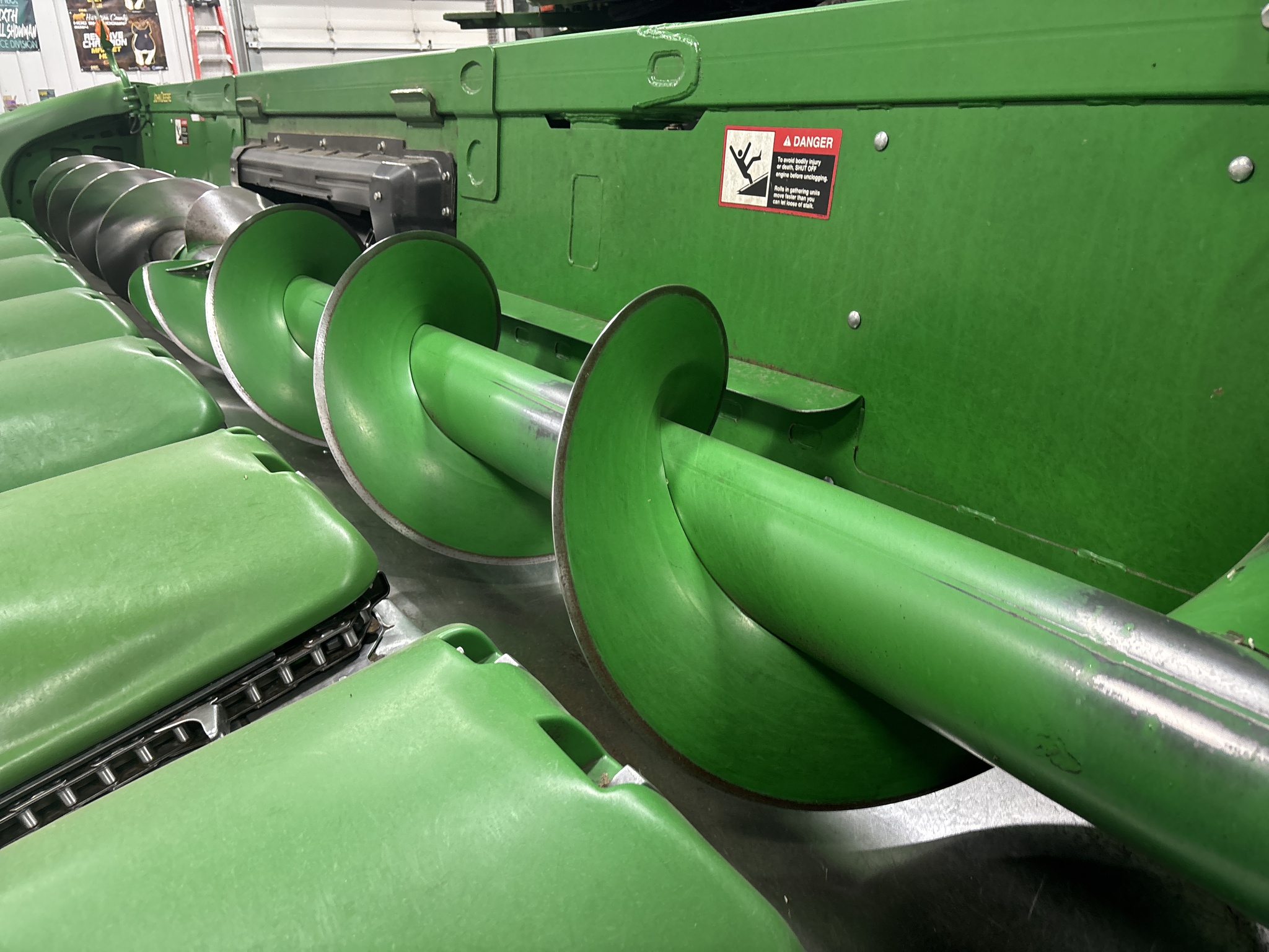 Used 2014 John Deere 608C Corn and Row Crop headers at Koenig Equipment in Oxford, OH - PhotoXL9