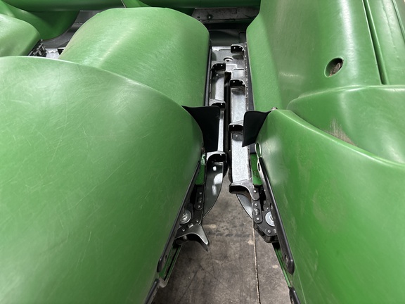 Used 2014 John Deere 608C Corn and Row Crop headers at Koenig Equipment in Oxford, OH - Photo11