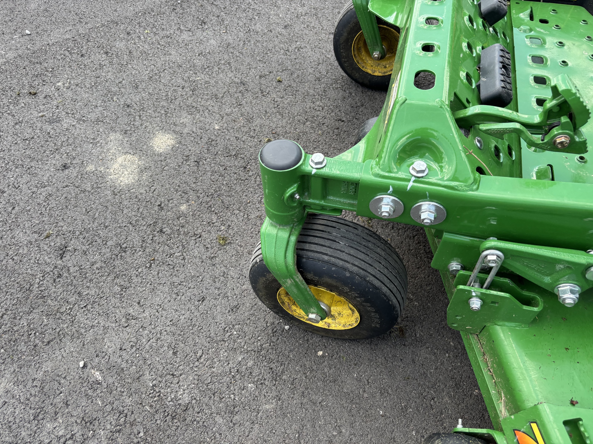 Used 2022 John Deere Z930R Zero Turn Mowers at Koenig Equipment in Urbana, OH - PhotoXL11