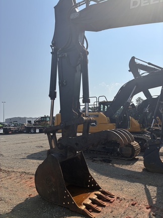 2022 John Deere 210G LC