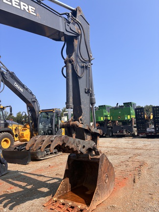 2022 John Deere 210G LC