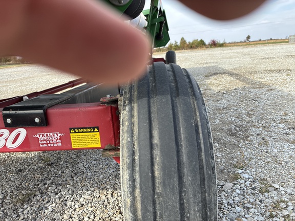 Used  E Z Trail 680 Header carts at Koenig Equipment in Greensburg, IN - Photo6
