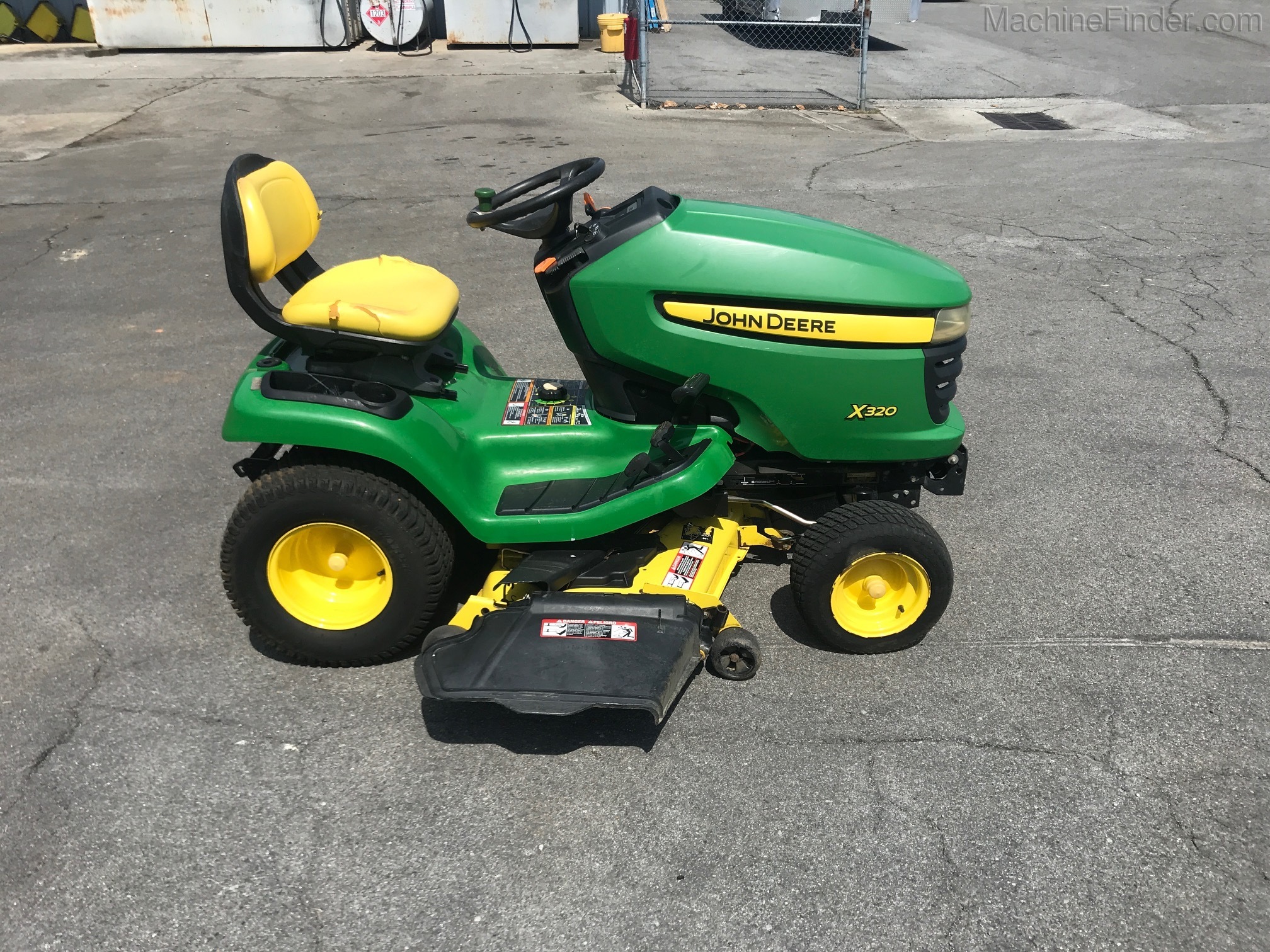 2006 John Deere X320 Image 2