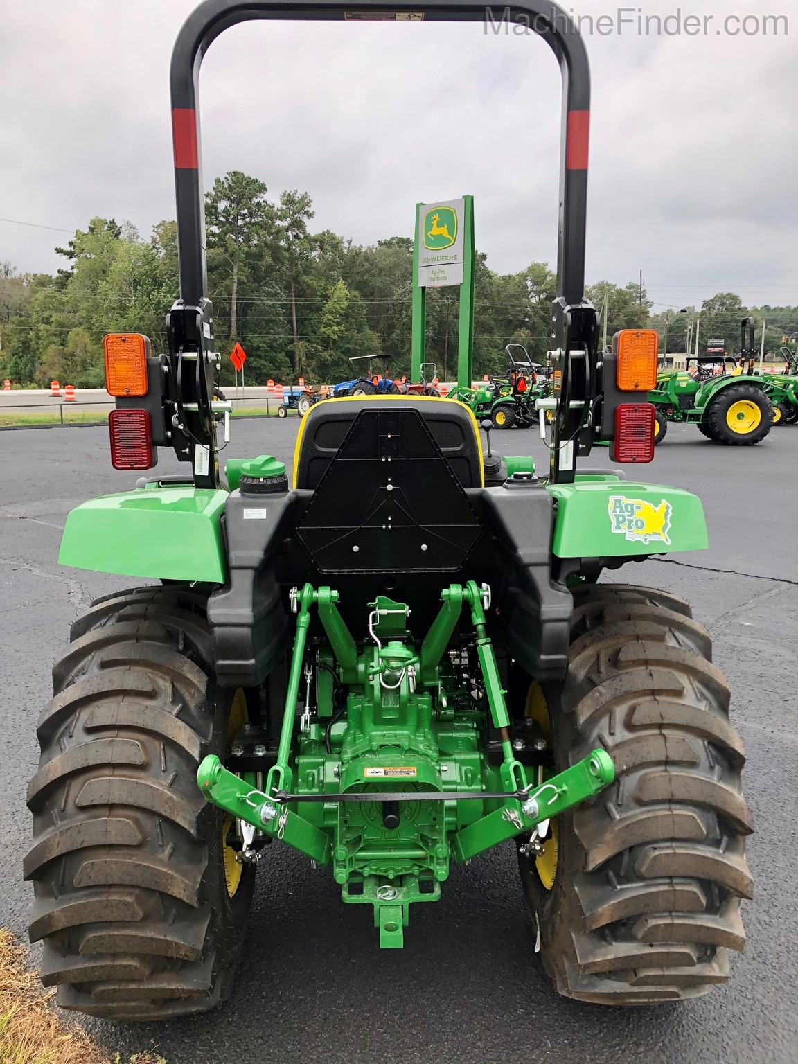 2020 John Deere 3035D Image 4