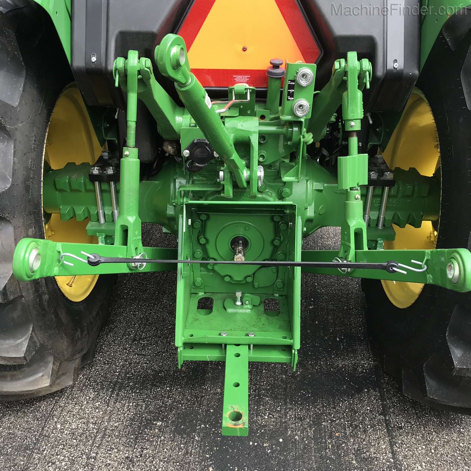 2020 John Deere 5045E Image 9