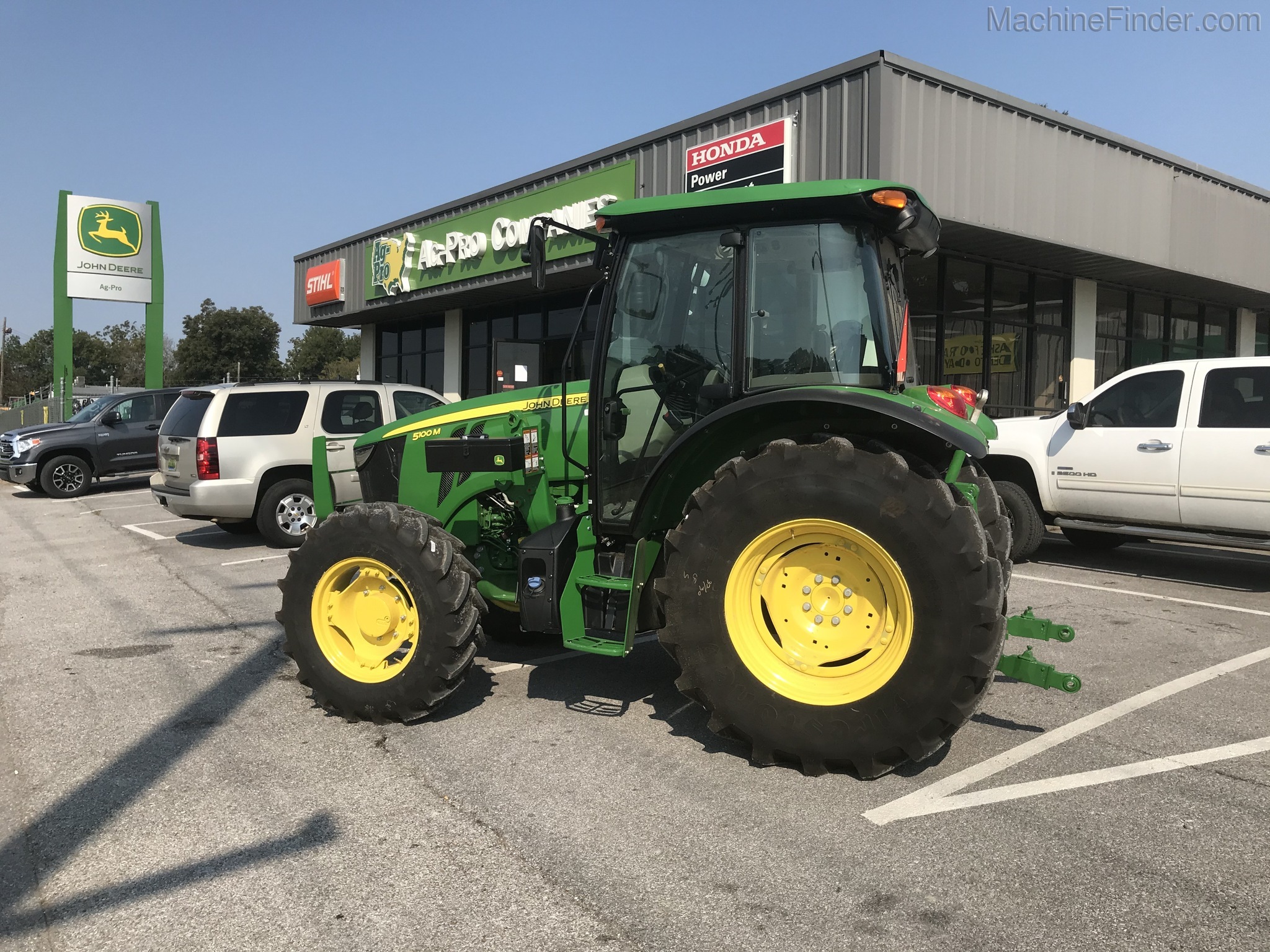 2020 John Deere 5100M Image 1