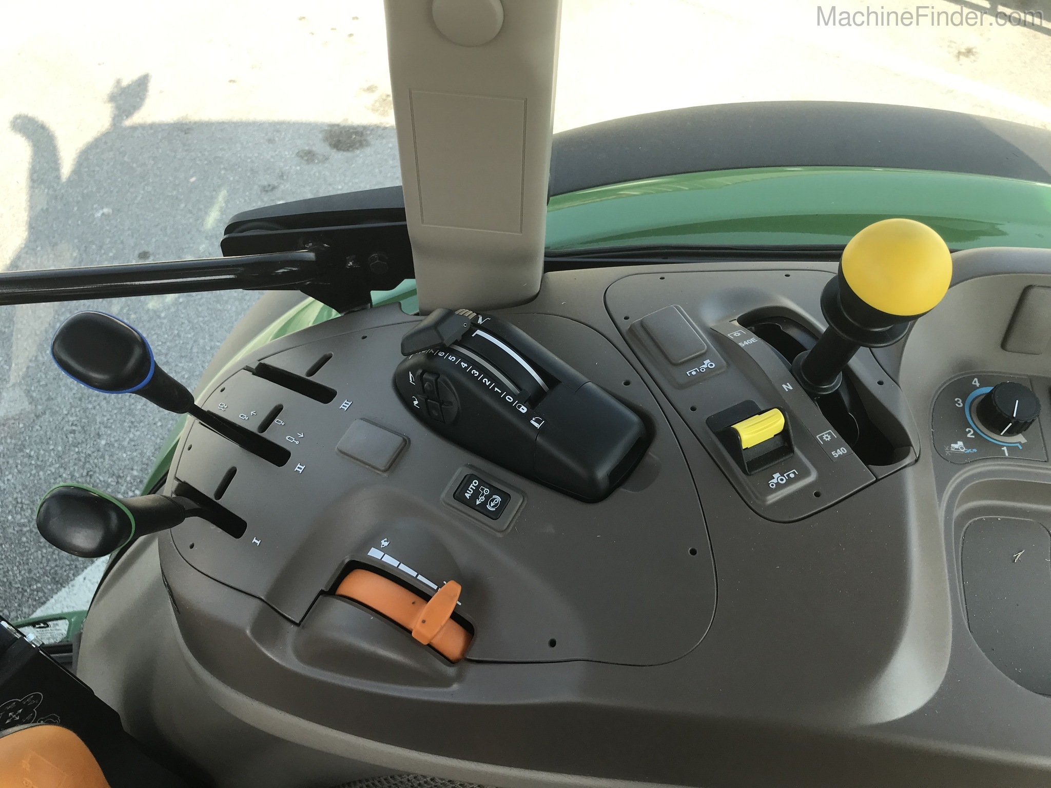 2020 John Deere 5100M Image 10