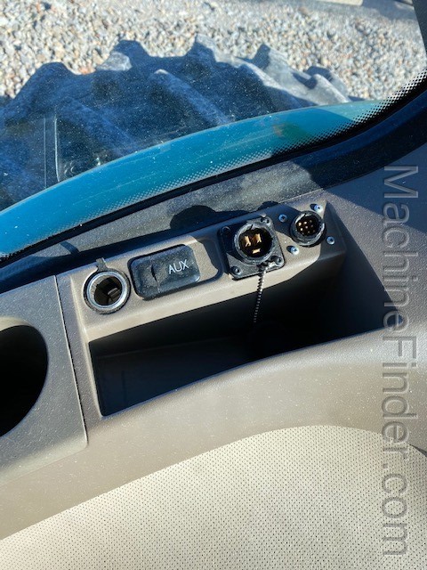 2011 John Deere 8335R Image 12