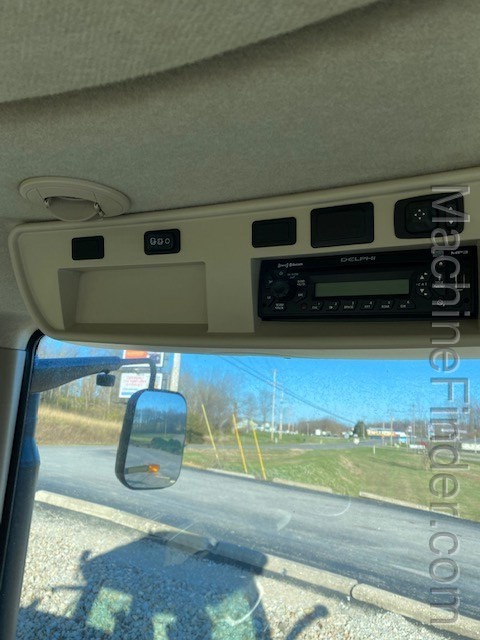 2011 John Deere 8335R Image 9