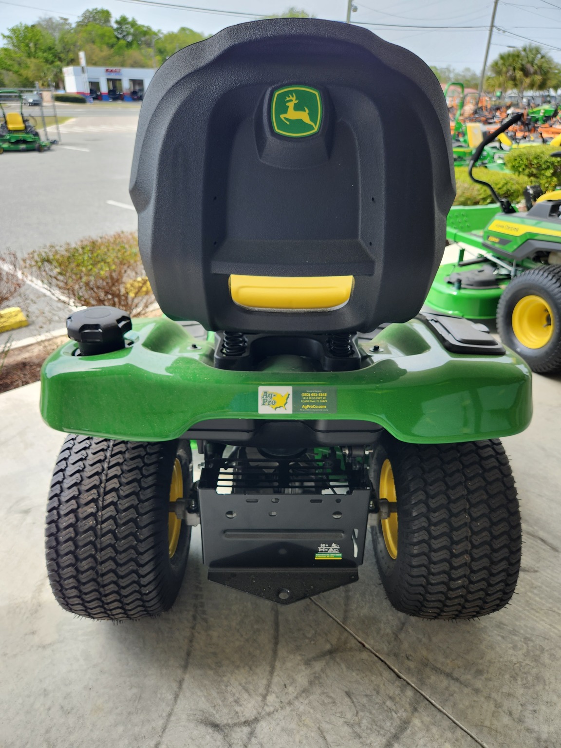 2023 John Deere X330 Image 5