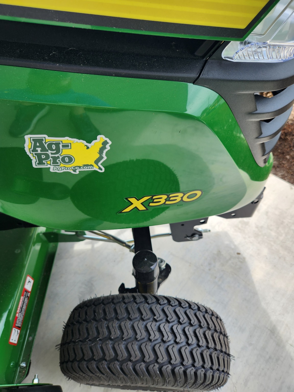 2023 John Deere X330 Image 6