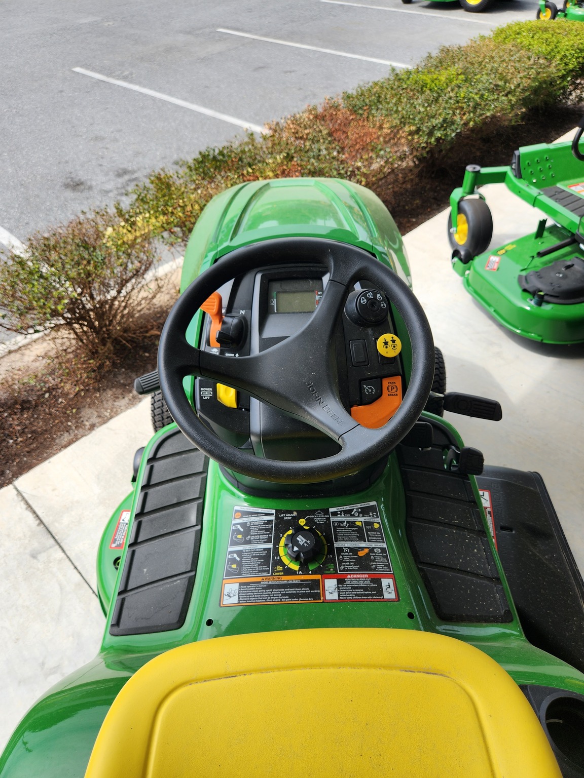 2023 John Deere X330 Image 4