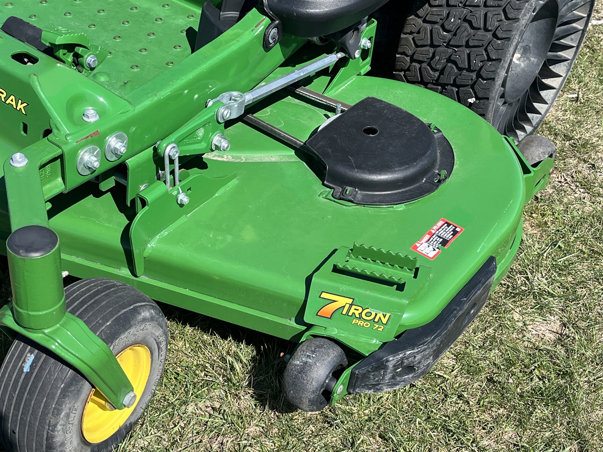 2023 John Deere Z950R Image 9