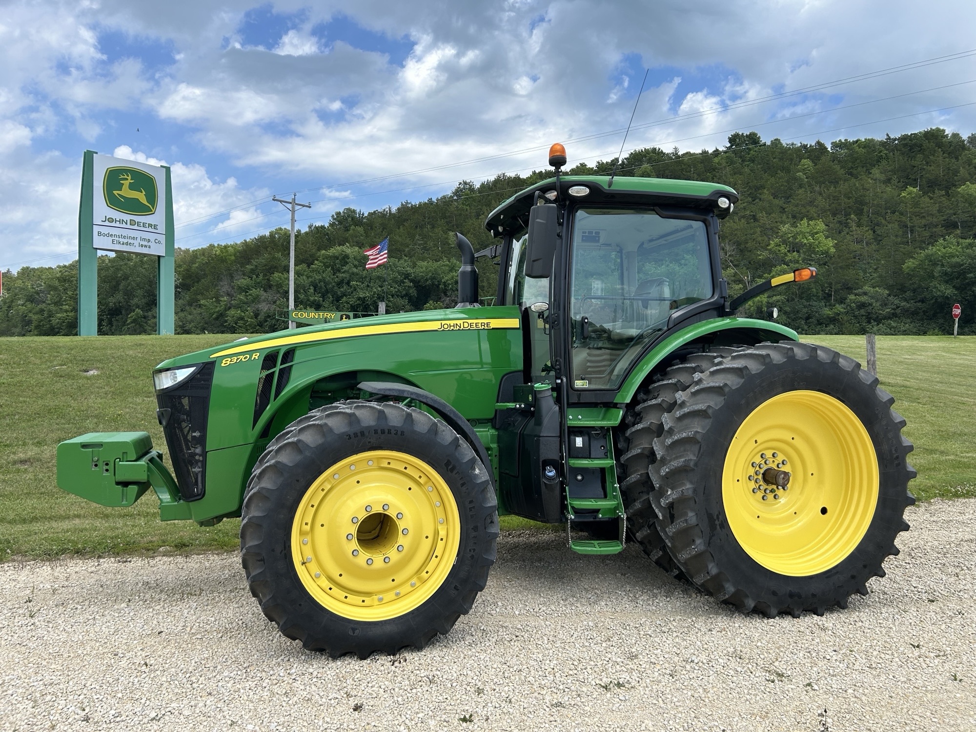 2017 John Deere 8370R Image 1