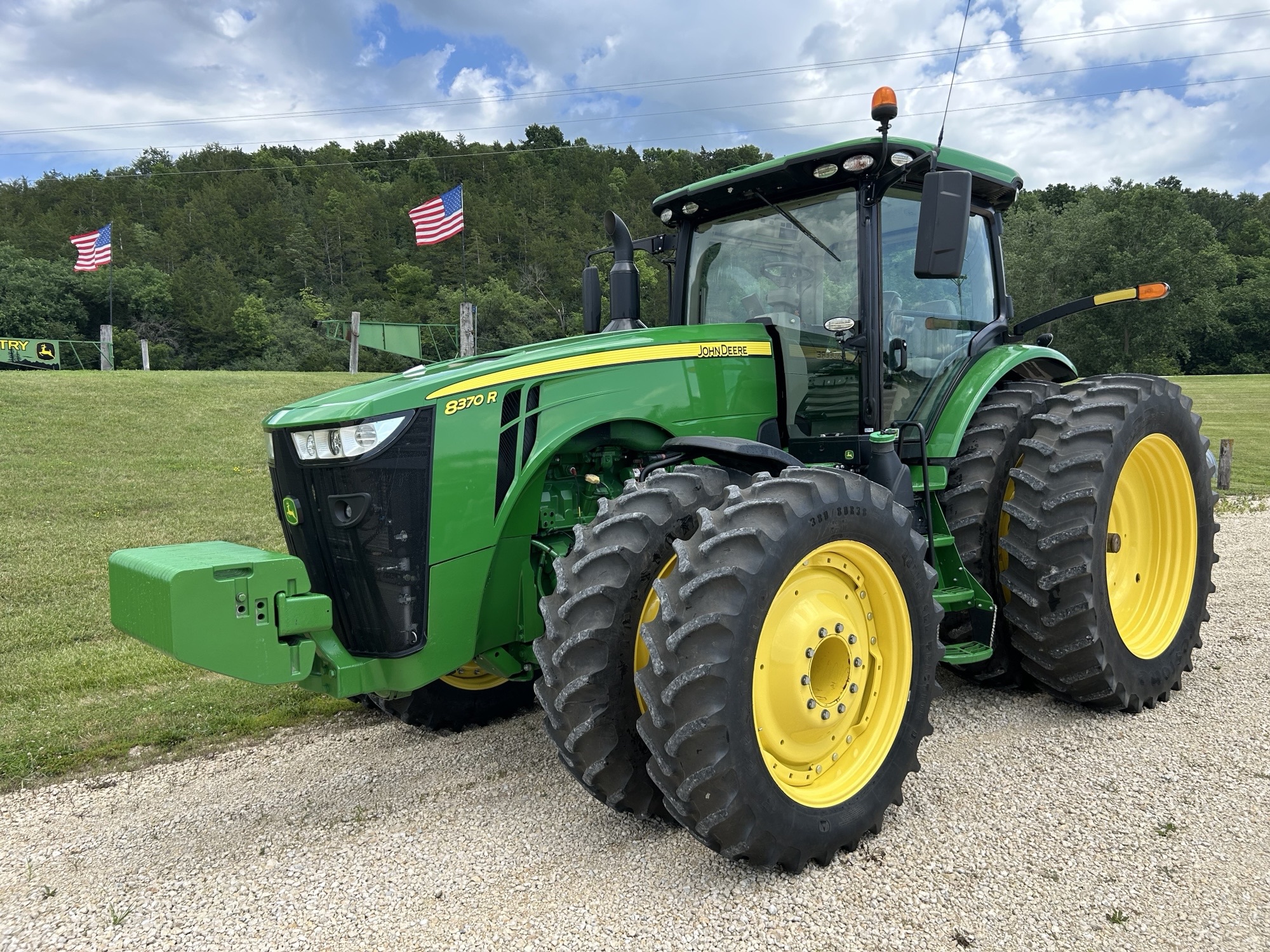 2017 John Deere 8370R Image 2