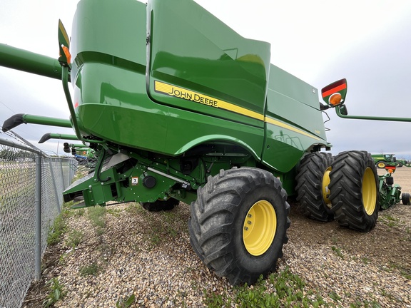 Used 2015 John Deere S680 Combines at Horizon Ag & Turf in Falher, AB - Photo5