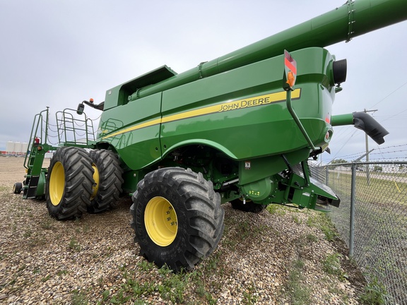 Used 2015 John Deere S680 Combines at Horizon Ag & Turf in Falher, AB - Photo6