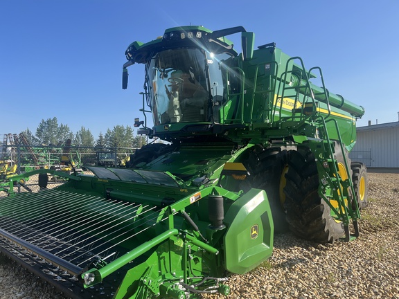 Used 2024 John Deere X9 1100 Combines at Horizon Ag & Turf in High Prairie, AB - Photo4