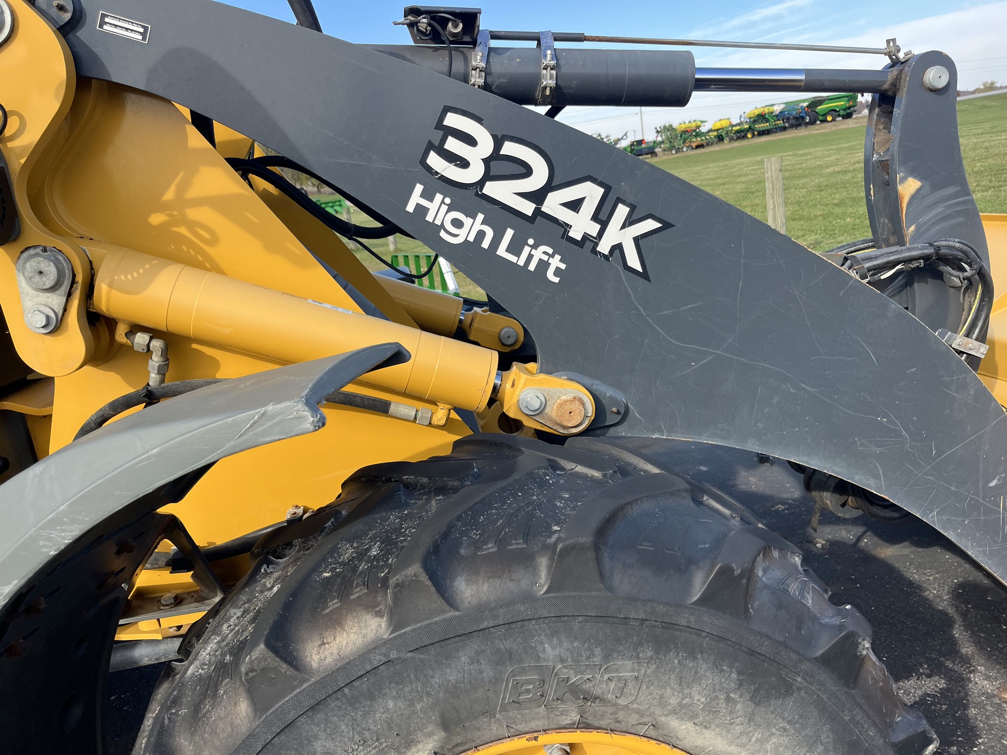 2017 John Deere 324K Image 2