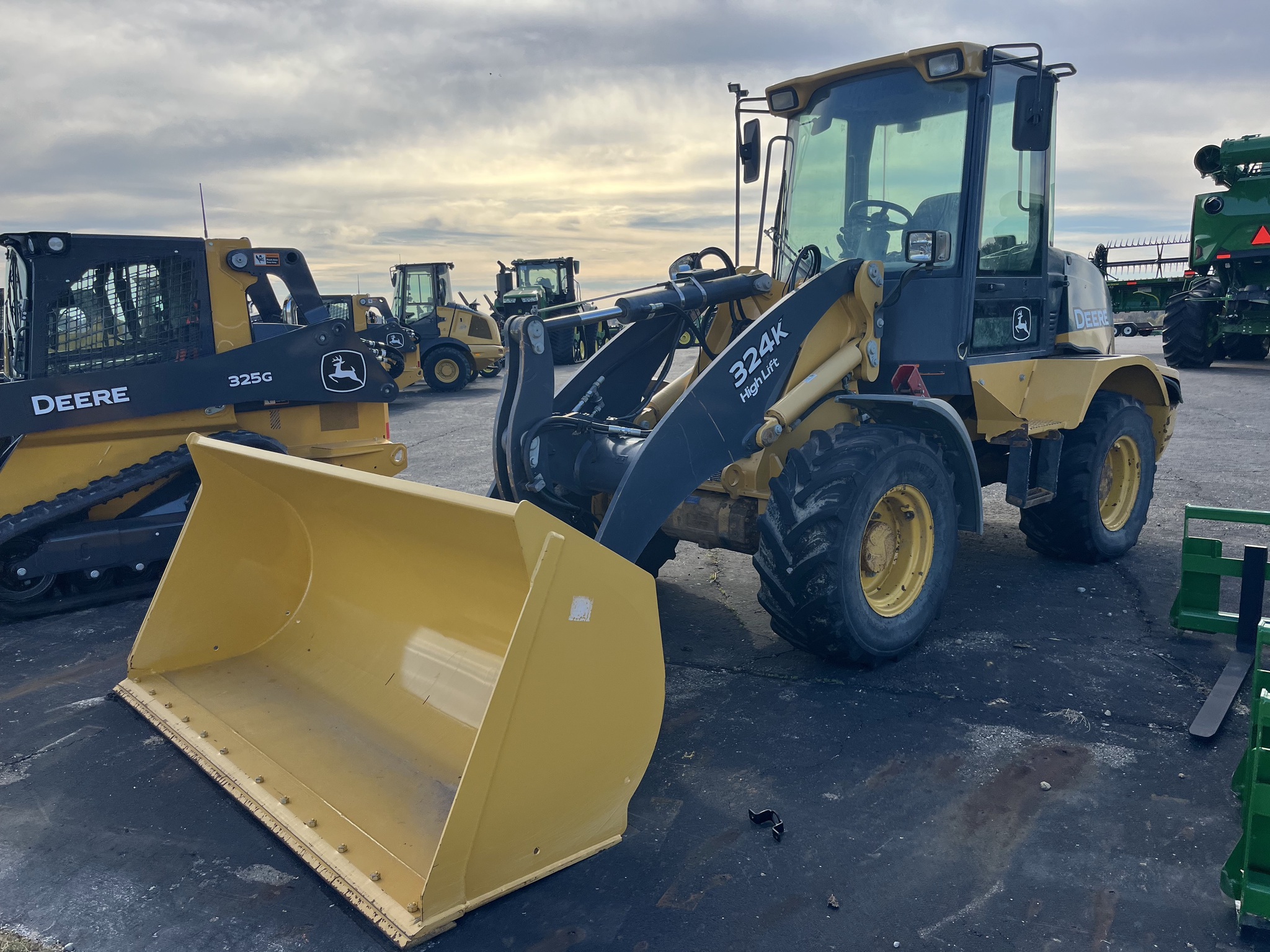 2017 John Deere 324K Image 12